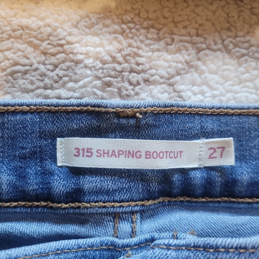 Levi's Women's Boot Cut Jeans in Light Blue. W27 X L 32 - Picture 2 of 5